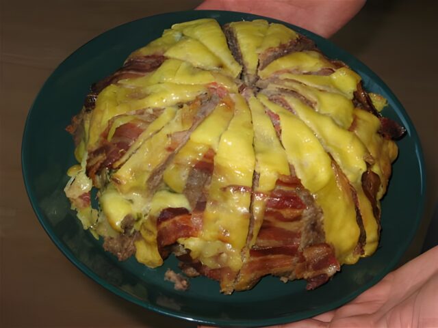 Gelders gehaktbrood met ham en kaas ( Gehaktbol )