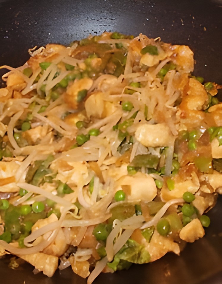 Gemarineerde kipfilet met doperwtjes, paprika en taugé, beetje aziatisch