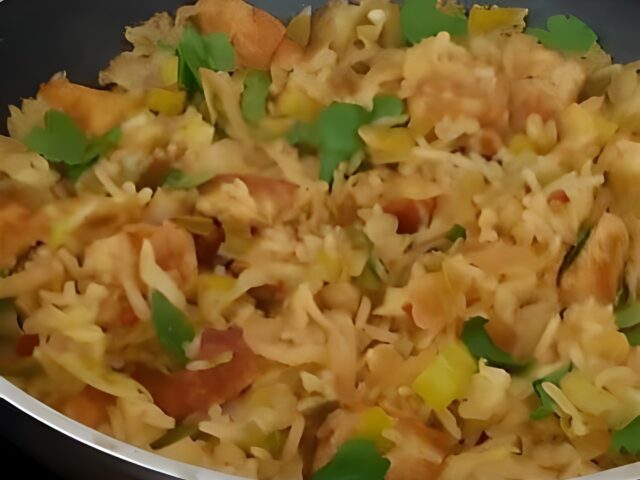 Gemarineerde kipfilet met gebakken rijst spitskool prei en mangochutney