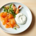 Gemarineerde zalm, mousse van geitenkaas en langoustines