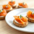 Gemberkoekje met gerookte zalm en lompviseitjes