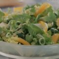 Gemengde salade met avocado, sinaasappel en paprika