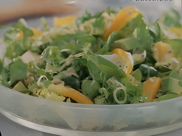Gemengde salade met avocado, sinaasappel en paprika