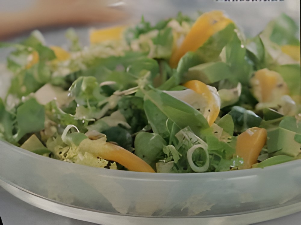 Gemengde salade met avocado, sinaasappel en paprika