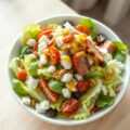 Gemengde salade met feta en speenvarken