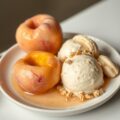 Gepocheerde perziken met nogatineijs en bitterkoek