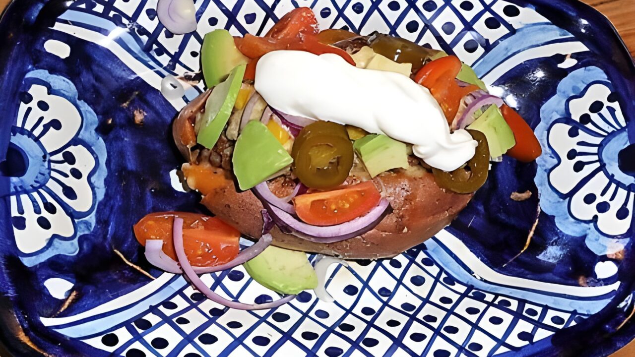 Gepofte zoete aardappel met Mexicaanse vulling