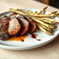 Gerookte eendenborst met asperges