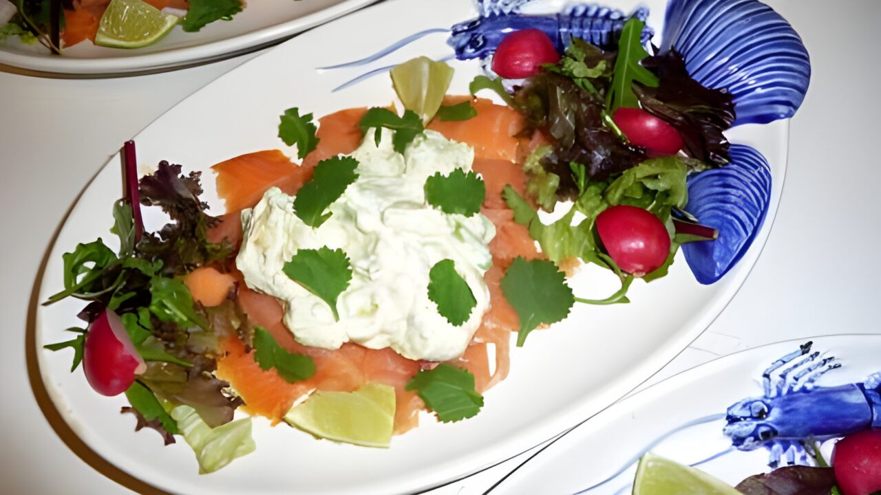 Gerookte zalm met avocado limoensaus