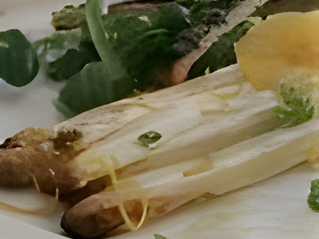 Geroosterde gemarineerde asperges met sinaasappel
