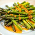 Geroosterde groene asperges met sinaasappelvinaigr