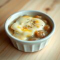 Gesmoorde uien met room en vieux comté