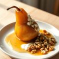 Gestoofd peertje met roquefort en honing-noten saus