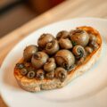 Gestoofde escargots op duxelles van paddestoelen