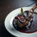 Gestoofde hazenbout in wildsaus, heerlijk!!