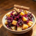 Gestoofde rode kool met ananas, appel en kaneel