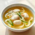 Geurige bouillon met courgette en visballetjes