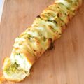 Gevuld borrelstokbrood met pesto en mozzarella