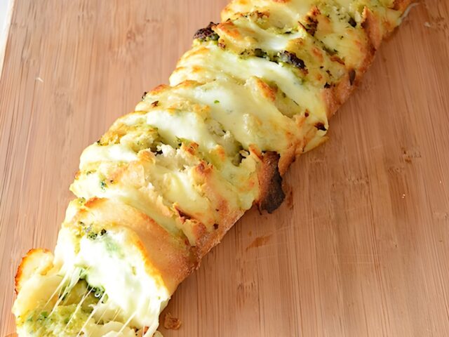 Gevuld borrelstokbrood met pesto en mozzarella