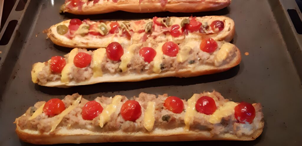 Gevuld stokbrood: 1x met tonijncrème en 1x met (room)kaas en rauwe ham
