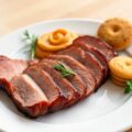 Gevulde en gebraden eendenfilet, wortelmousse, blini’s van aardappel