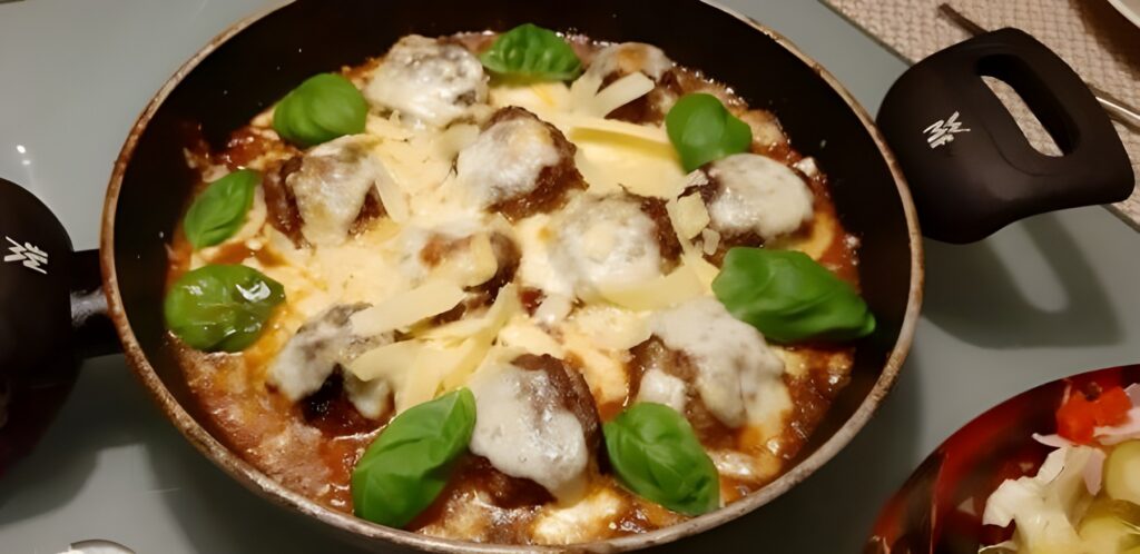 Gevulde Italiaanse gehaktballetjes in tomatensaus met mozzarella en pesto
