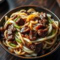 Gewokt rundsvlees met Chinese kool en rijstnoodles