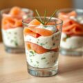 Glaasjes van gerookte zalm en mousse van verse kaas met kruiden