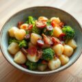 Gnocchi met broccoli en pancetta
