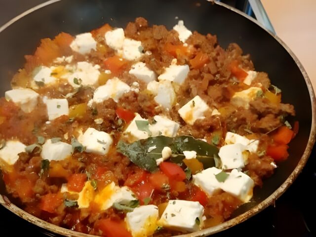 Grieks gehaktpannetje met paprika en feta