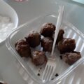 Grieks gekruide gehaktballetjes met tzatziki