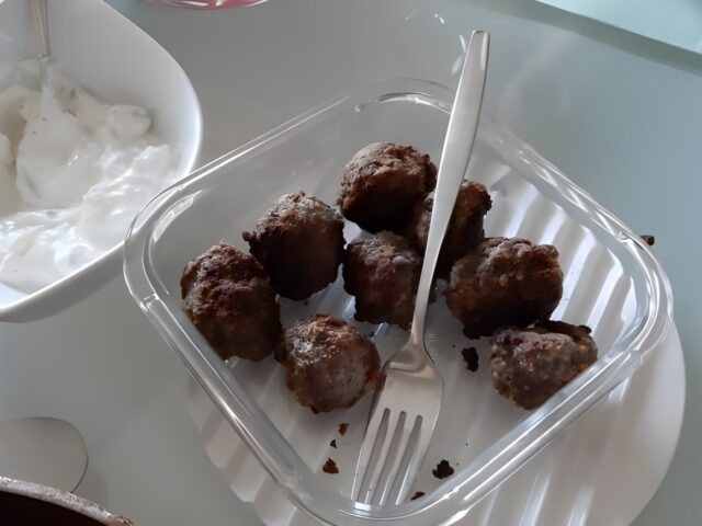 Grieks gekruide gehaktballetjes met tzatziki
