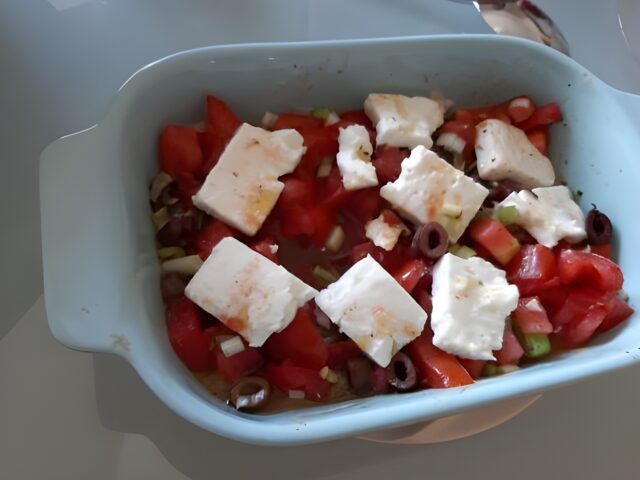 Grieks hapje met warme feta, tomaat en olijven