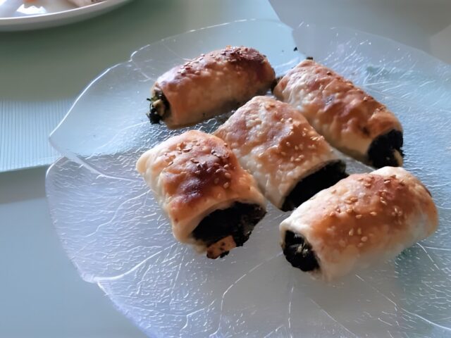 Griekse bladerdeeghapjes met spinazie en feta