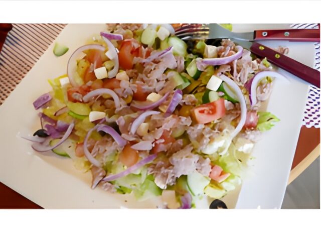 Griekse maaltijdsalade van Project Gezond met feta, tonijn en olijf.