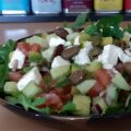 Griekse salade met avocado feta en rucola