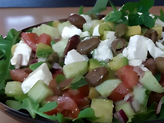Griekse salade met avocado feta en rucola