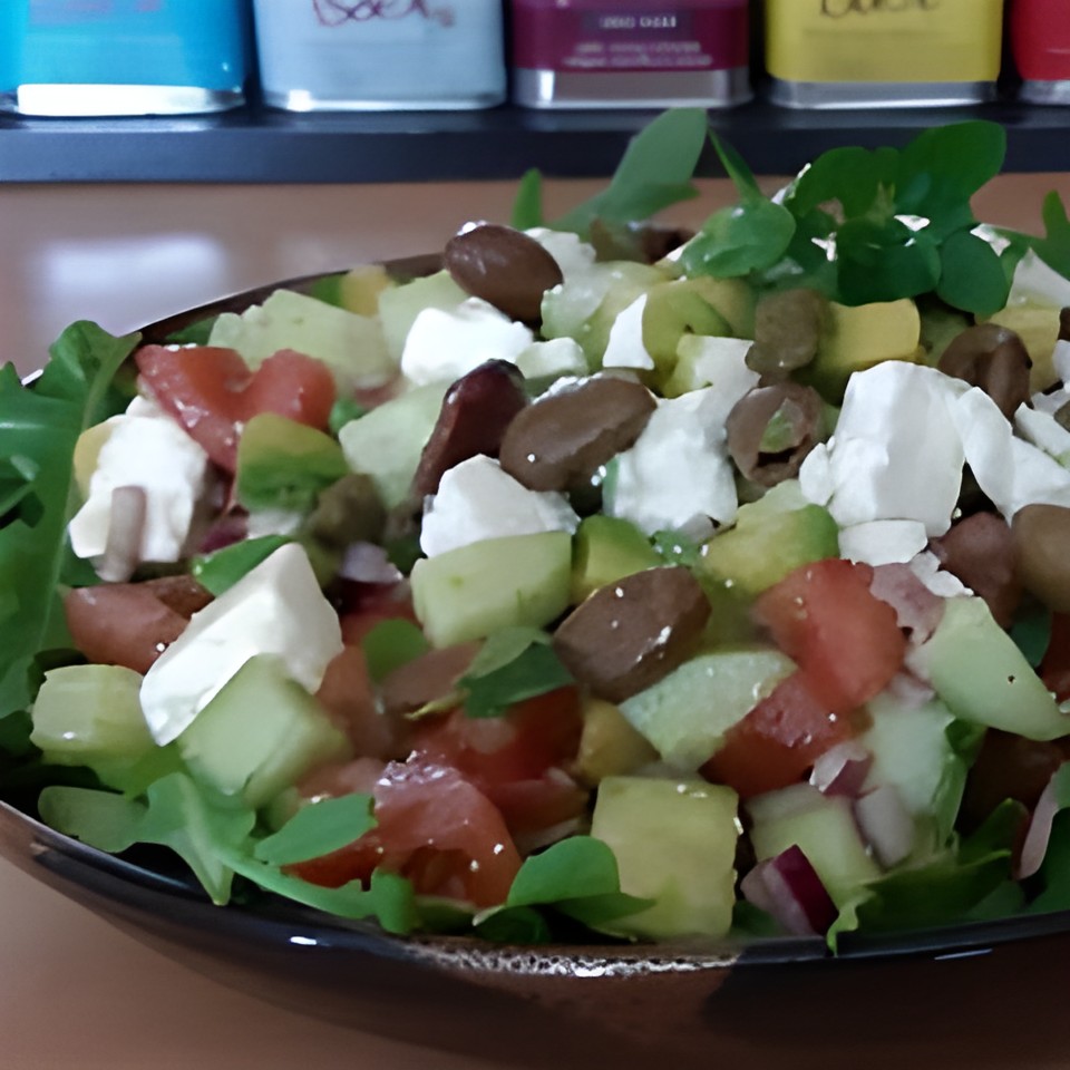 Griekse salade met avocado feta en rucola