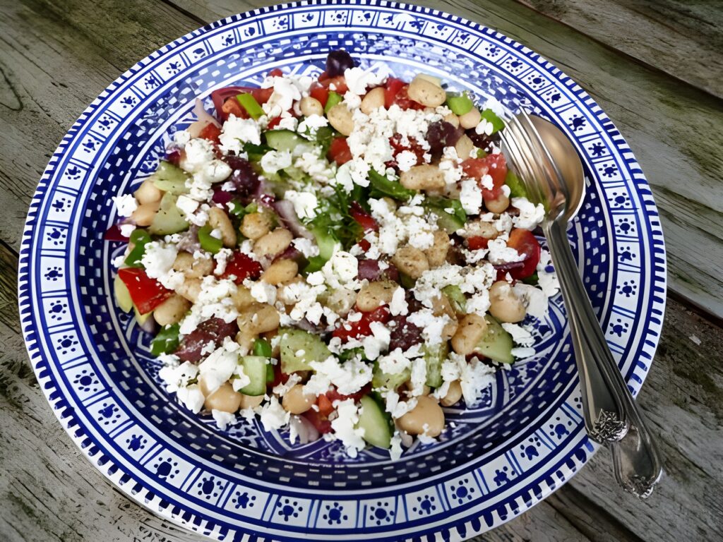 Griekse salade met witte bonen (Salata fasólia gigantes)