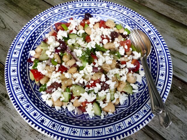 Griekse salade met witte bonen (Salata fasólia gigantes)