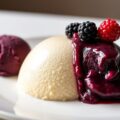 griesmeelbavarois met bosvruchtensorbet