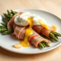 Groene asperges met fijne ham en een gepocheerd ei