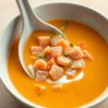 Groentencremesoep met gerookte zalm en garnaal