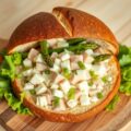 Groot rond bruin brood gevuld met asperge-ham-eisa