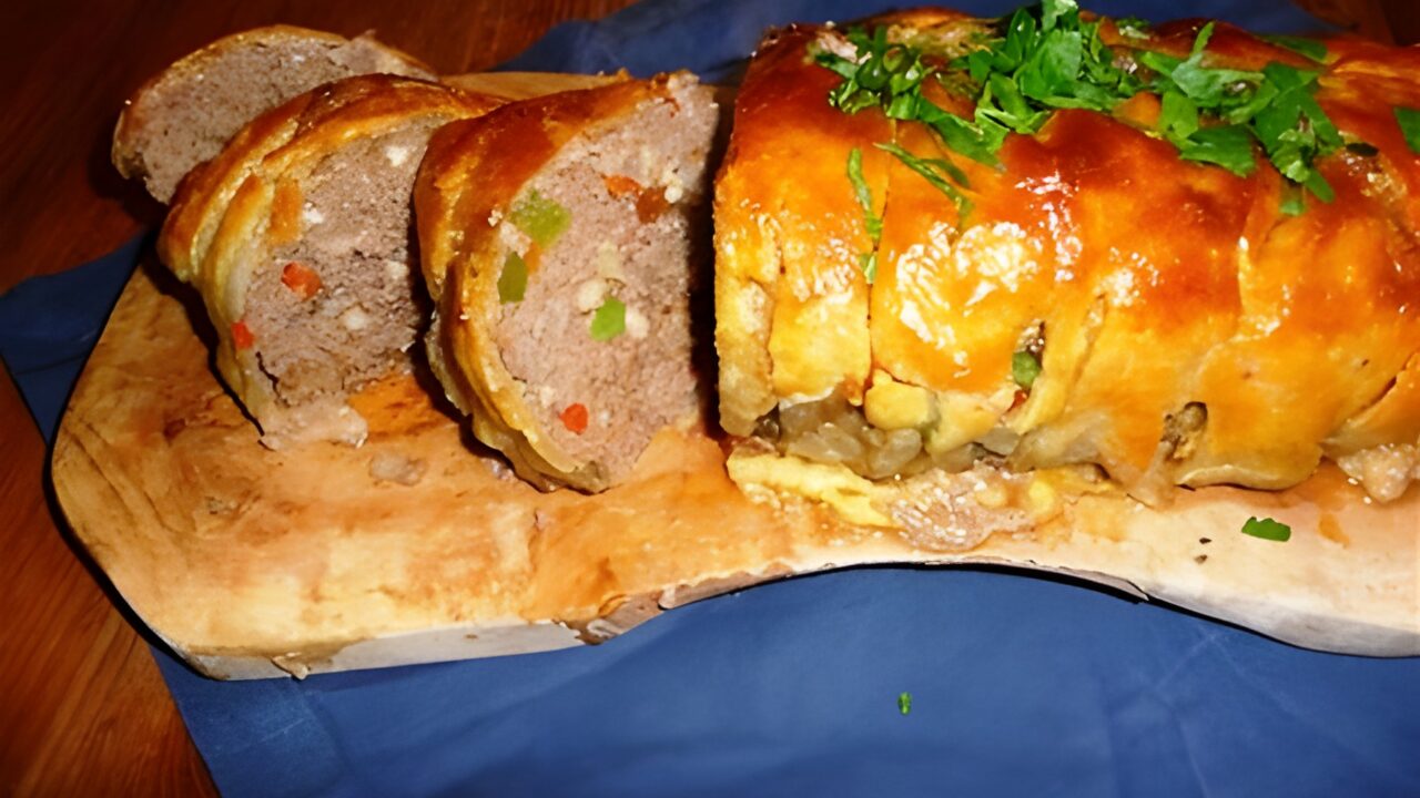 Hackbraten in bladerdeeg met kaas en paprika