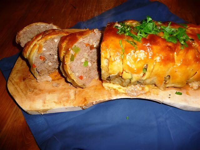 Hackbraten in bladerdeeg met kaas en paprika