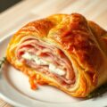 Ham in bladerdeeg met boursin au poivre