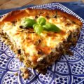 Hartige taart met gehakt, champignons, prei en feta