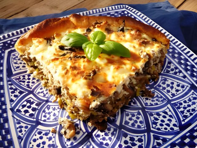 Hartige taart met gehakt, champignons, prei en feta