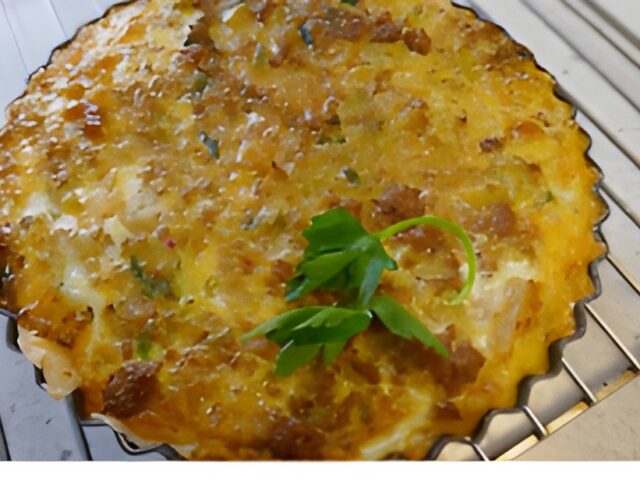 Hartige taart met rundergehakt, spitskool , pindakaas en sambal.